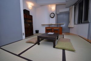 301号室～コンクリート打放しの壁と天井を 塗装したシンプルな部屋です。 和と洋が合体したレトロな部屋になっています。