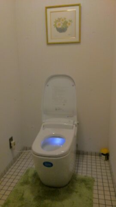 ホールのトイレにはLIXIL最新型のシャワートイレ一体型便器 サティスGが置かれています。座ると音楽が流れてきます。