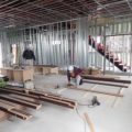 Ｎ社事務所ビル(鉄骨2階建て・254㎡）新築工事（その8/11）木枠取付～クロス貼