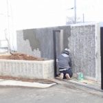 入口塀のコンクリート補修中です。