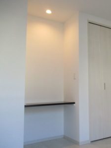 3階寝室：小さなカウンタースペースは壁に鏡を取り付け、スツールを置けば化粧カウンターとしても使えます