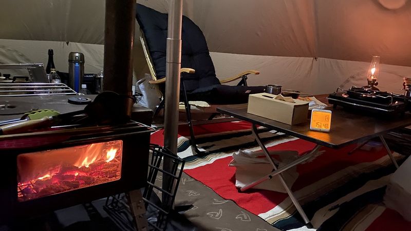 薪ストーブのお蔭でテントの中はホカホカです（外気温1.9℃　室内15.6℃）